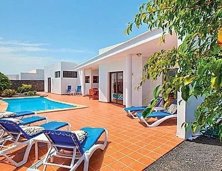 Playa Blanca Sleeps 6 Wifi Villa *